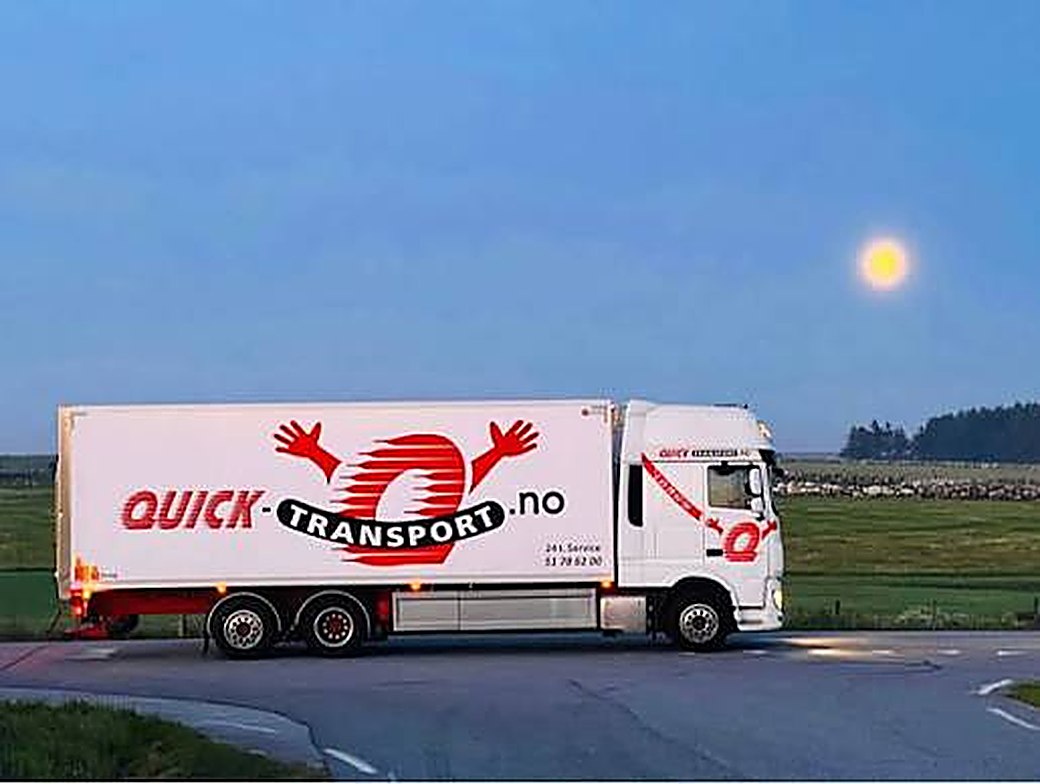 Quick Transport lastebil i kveldslys på Jæren