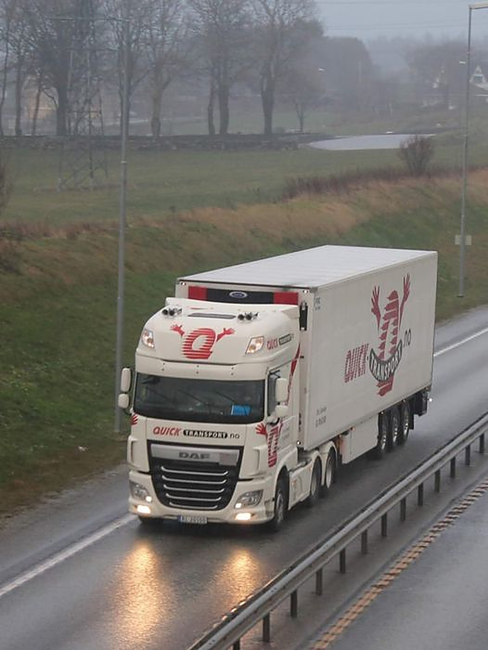 Quick Transport semitrailer på veien